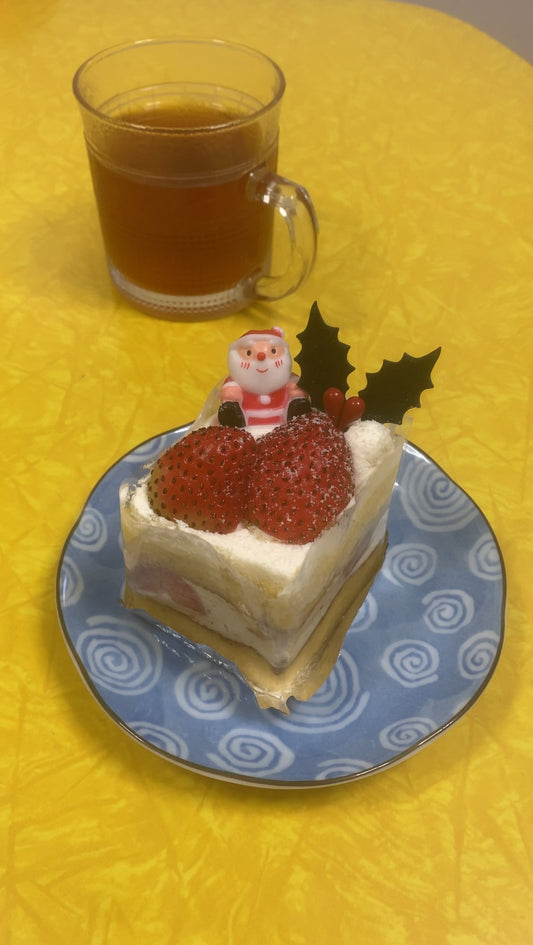 A Mellow Holiday Moment: Japanese Christmas Cake & Hojicha
